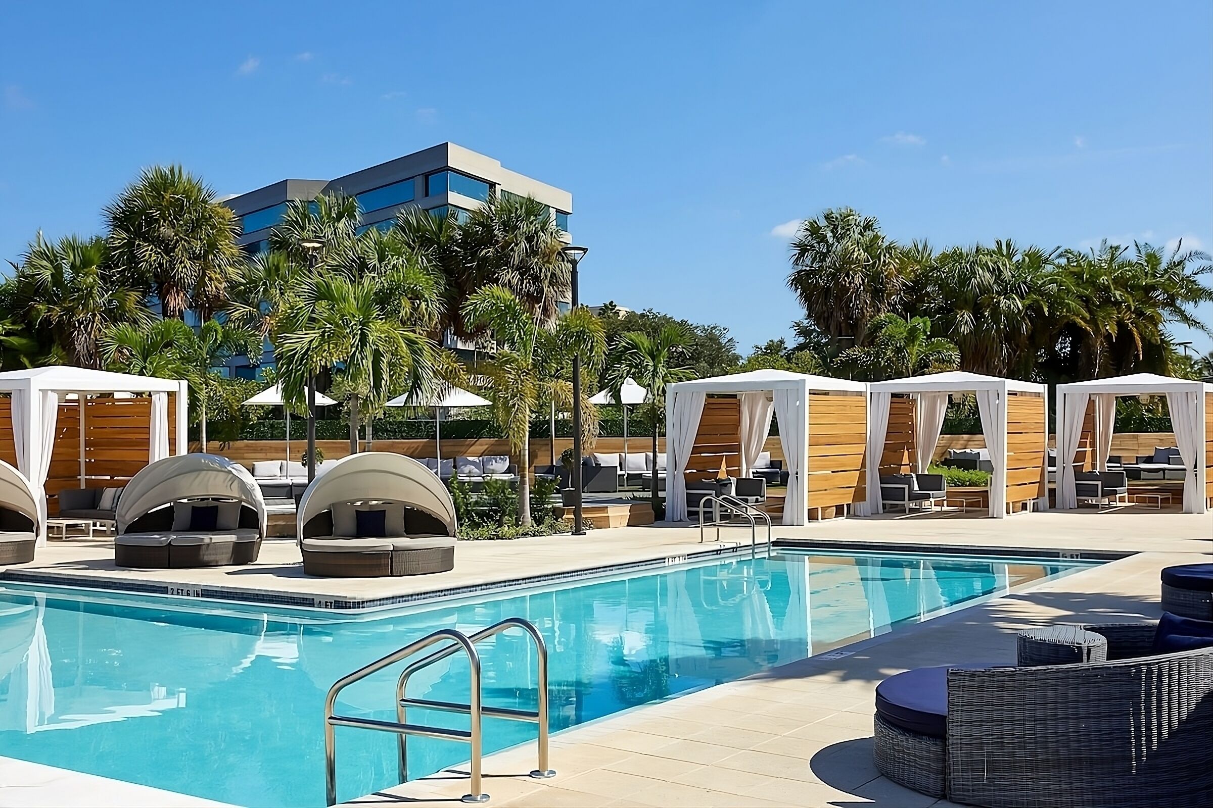 Short Distance From The Well Known Sites! Outdoor Pool, Parking, Pets Allowed,
