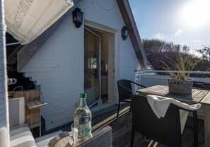 Outdoor dining - Haus Sonnentraum Whg. 2 OG - OG im Haus Sonnentraum, Helle 3-zimmerwohnung auf Ca.60 m² für bis zu 4 (Sylt)