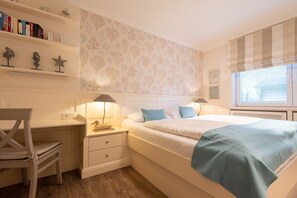 2 bedrooms, desk, iron/ironing board, WiFi