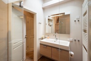 Chuveiro, secador de cabelo