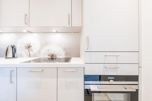 Fridge, oven, stovetop, coffee/tea maker - Haus Atrium App. 19 - Haus Atrium, Gemütliche 2-zi, Fewo mit ca. 45 m² Wohnfläche für bis zu 4 Per (Sylt)