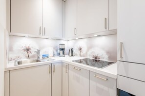 Fridge, oven, stovetop, coffee/tea maker