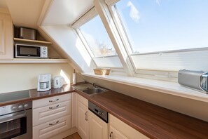 Fridge, microwave, oven, stovetop - Haus Sonnenstrahl Whg. 2 OG - Schöne 2-zimmerferienwohnung im Obergeschoss auf ca. 40 m² für bis zu (Sylt)