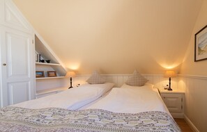 2 bedrooms, iron/ironing board, WiFi