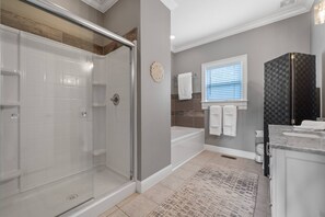 Dusche, Haartrockner, Handtücher, Shampoo