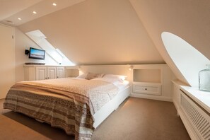 2 bedrooms, iron/ironing board, WiFi