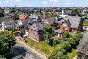 A residential area with houses, a street, and a clear sky. - Haus Borelör Whg. 1 EG - EG im Haus Börelör, 3-zimmerwohnung auf ca. 80 m² im EG für bis zu 4 (Sylt)