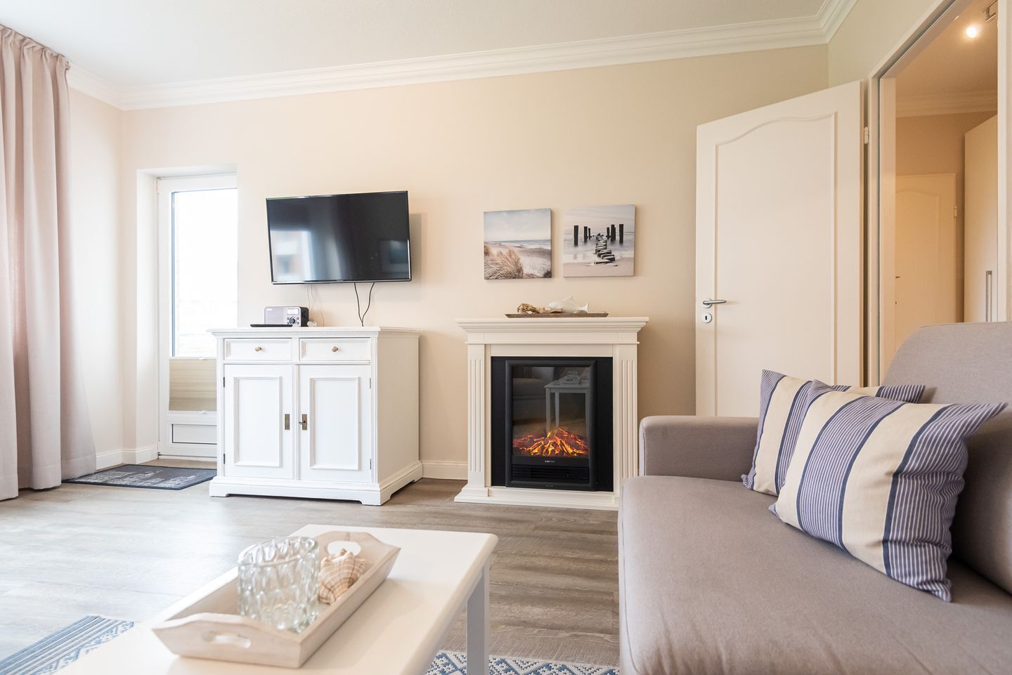 Een televisie en een stereo