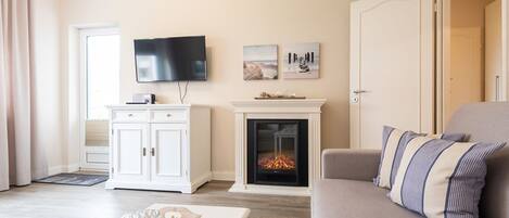 Een televisie en een stereo