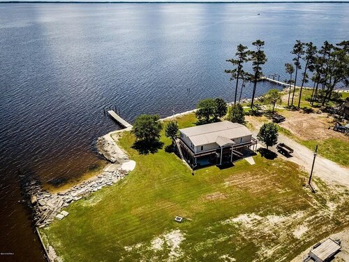 3 BR waterfront river home; spectacular views