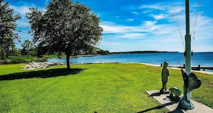 3 BR waterfront river home; spectacular views