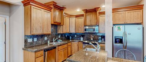 冷蔵庫、電子レンジ、オーブン、コンロ