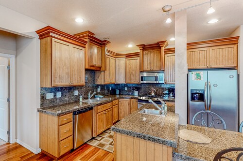 Dog-friendly sound-front cottage with fireplace, deck, lawn, beach access, & W/D