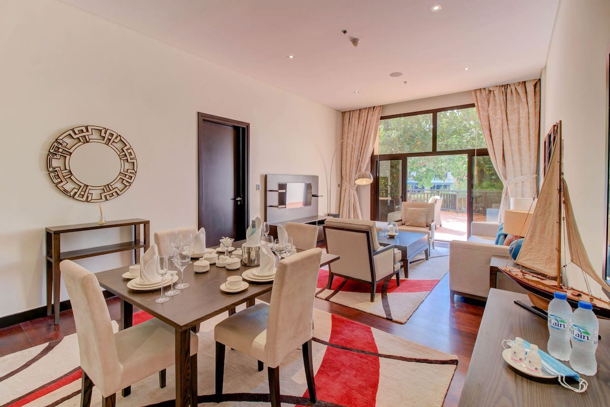 ONE BEDROOM APARTMENT (RANG15) | Zona de estar | Televisión de plasma de 41 pulgadas con canales por cable