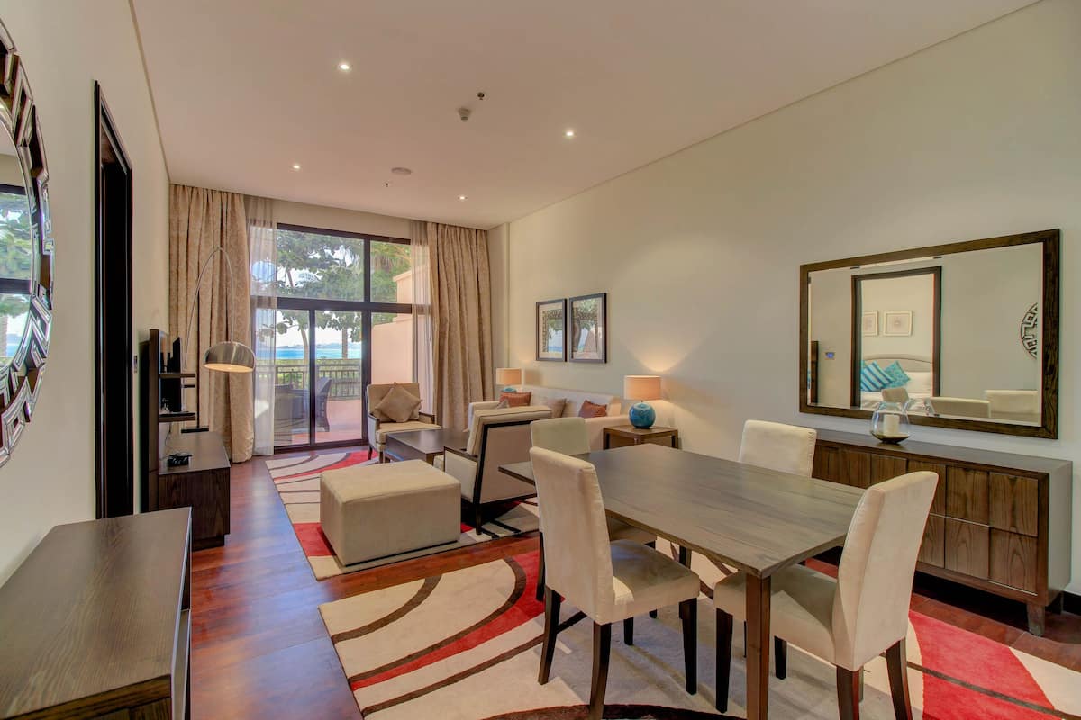 ONE BEDROOM GROUND FLOOR (RANG05) | Zona de estar | Televisión de plasma de 41 pulgadas con canales por cable