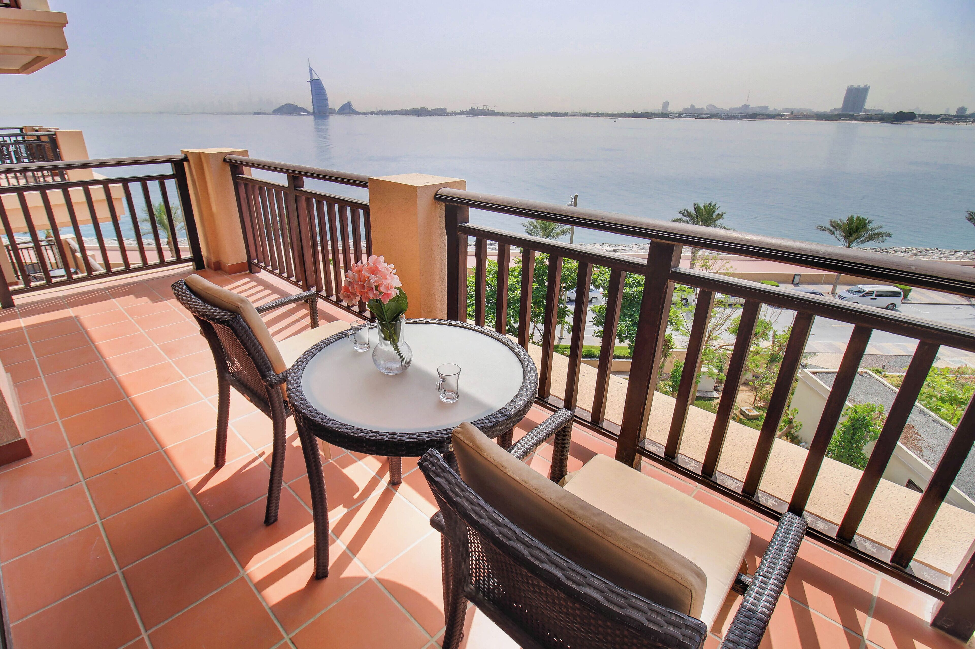 ONE BEDROOM APARTMENT (RAS508) | Pengeskab på værelset, mørklægningsgardiner, lydisolering