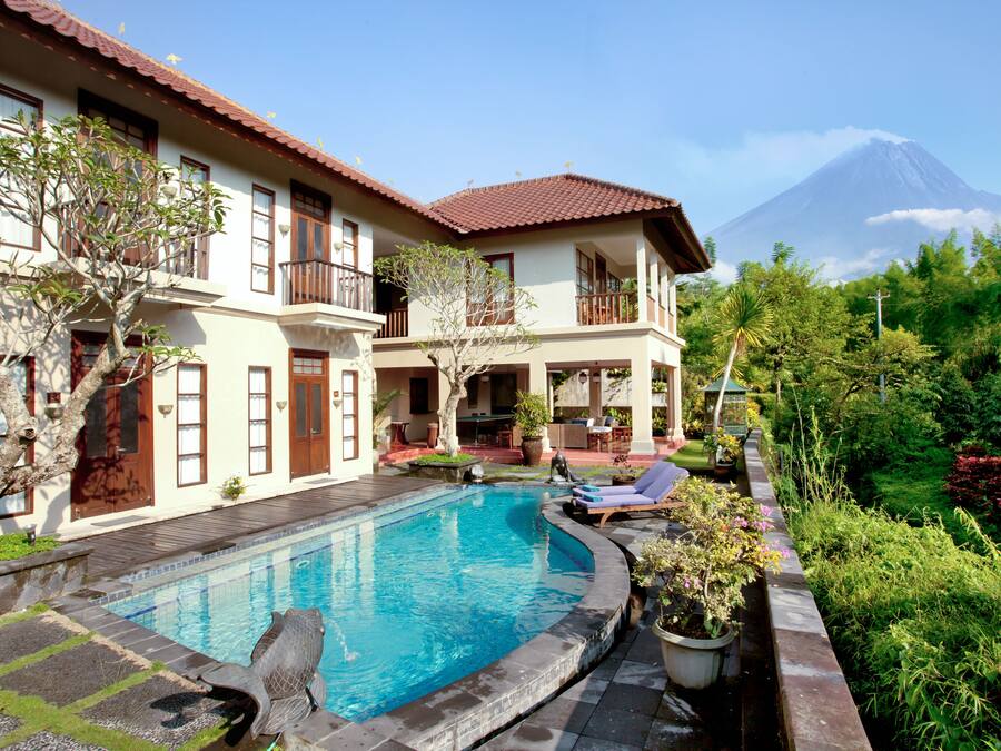 6 binnenzwembaden, een buitenzwembad