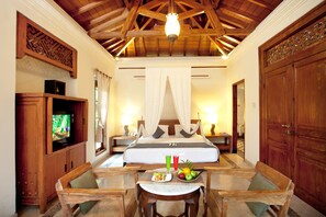 Caja de seguridad en la habitación, muebles diferentes y escritorio 