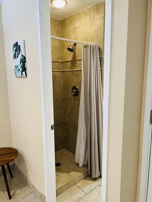 Dusche, Haartrockner, Handtücher, Toilettenpapier