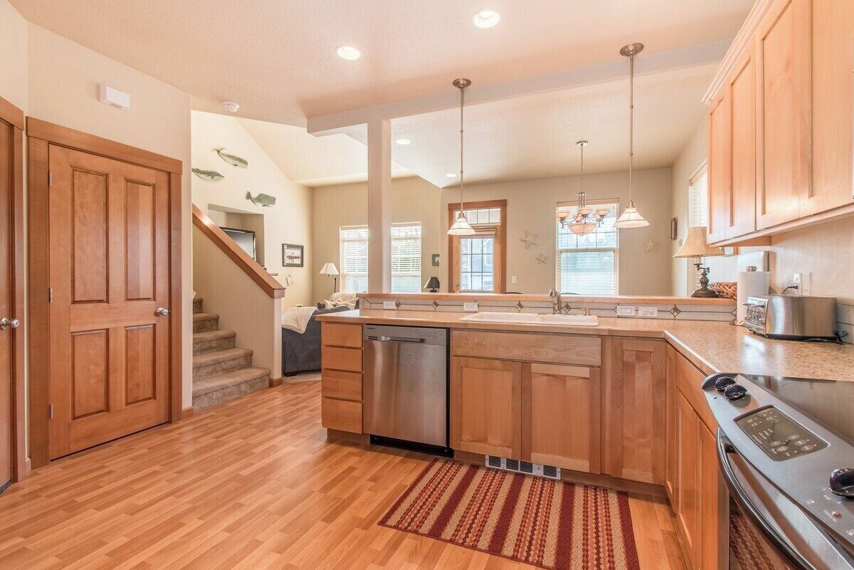 冷蔵庫、電子レンジ、オーブン、コンロ