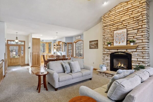 Televisión, chimenea, oficina y monitor de computadora