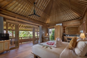 Traditional Suite | Minibar, desk, laptop workspace, iron/ironing board