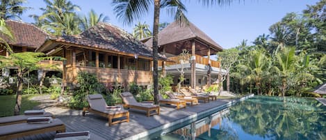 Piscine extérieure, parasols de plage, chaises longues