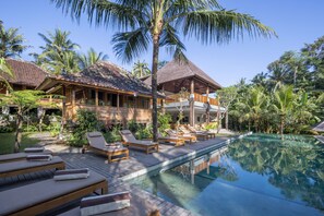 Outdoor pool, pool umbrellas, sun loungers - RUMAH KAYU RESORT (Ubud)