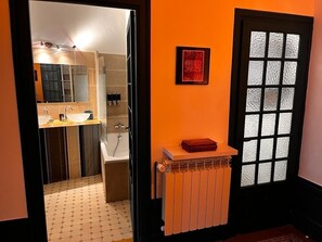 Dusche, Haartrockner, Handtücher, Seife