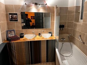 Kühlschrank, Mikrowelle, Herdplatte, Geschirrspüler