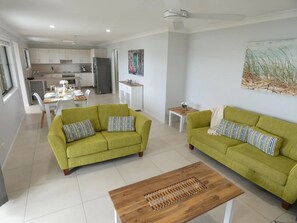 TV - Mooloolaba Beach House- Pet friendly  (Mooloolaba)