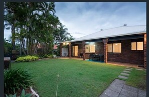 Exterior - Mooloolaba Beach House- Pet friendly  (Mooloolaba)