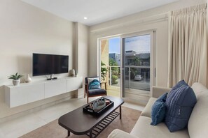Smart TV - Lux 2BR Palm Beach Condo | Aracari 14 by Bocobay (Noord)