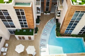 Outdoor pool - Lux 2BR Palm Beach Condo | Aracari 14 by Bocobay (Noord)