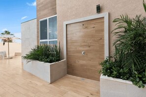 Terrace/patio - Lux 2BR Palm Beach Condo | Aracari 14 by Bocobay (Noord)