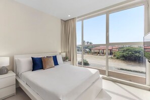 2 habitaciones, caja de seguridad en la habitación y escritorio