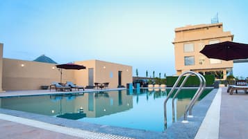 Piscine extérieure, parasols de plage, chaises longues