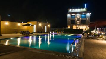 Outdoor pool, pool umbrellas, sun loungers