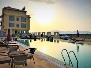 Utomhuspool, parasoller och solstolar