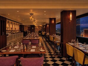 2 か所のレストラン : 朝食、ランチ、ディナーに営業