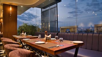 2 restaurantes, se sirven desayunos, comidas, cenas y cocina vegetariana