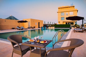 Outdoor pool, pool umbrellas, sun loungers - STERLING PUSHKAR (Pushkar)