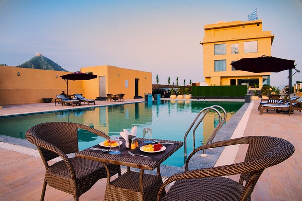 Piscine extérieure, parasols, chaises longues