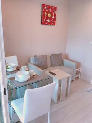 Dining - 1B/R Pool View Condo near MRT, Stay like home. (กรุงเทพมหานคร)