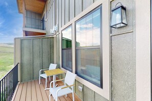 Property grounds - Charming townhome in central locale with fireplace & balcony - dog-friendly (Granby)