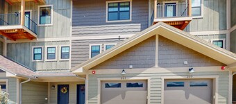 Charming townhome in central locale with fireplace & balcony - dog-friendly