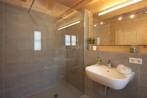 Dusche, Haartrockner, Handtücher