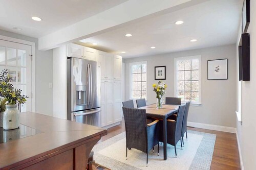 Branford Private Home - Seasonal Pool, beachside community, close to shopping, dining, town