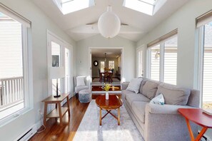 Smart TV - Branford Private Home - Seasonal Pool, beachside community, close to shopping, dining, town (Branford)