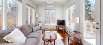 Branford Private Home - Seasonal Pool, beachside community, close to shopping, dining, town